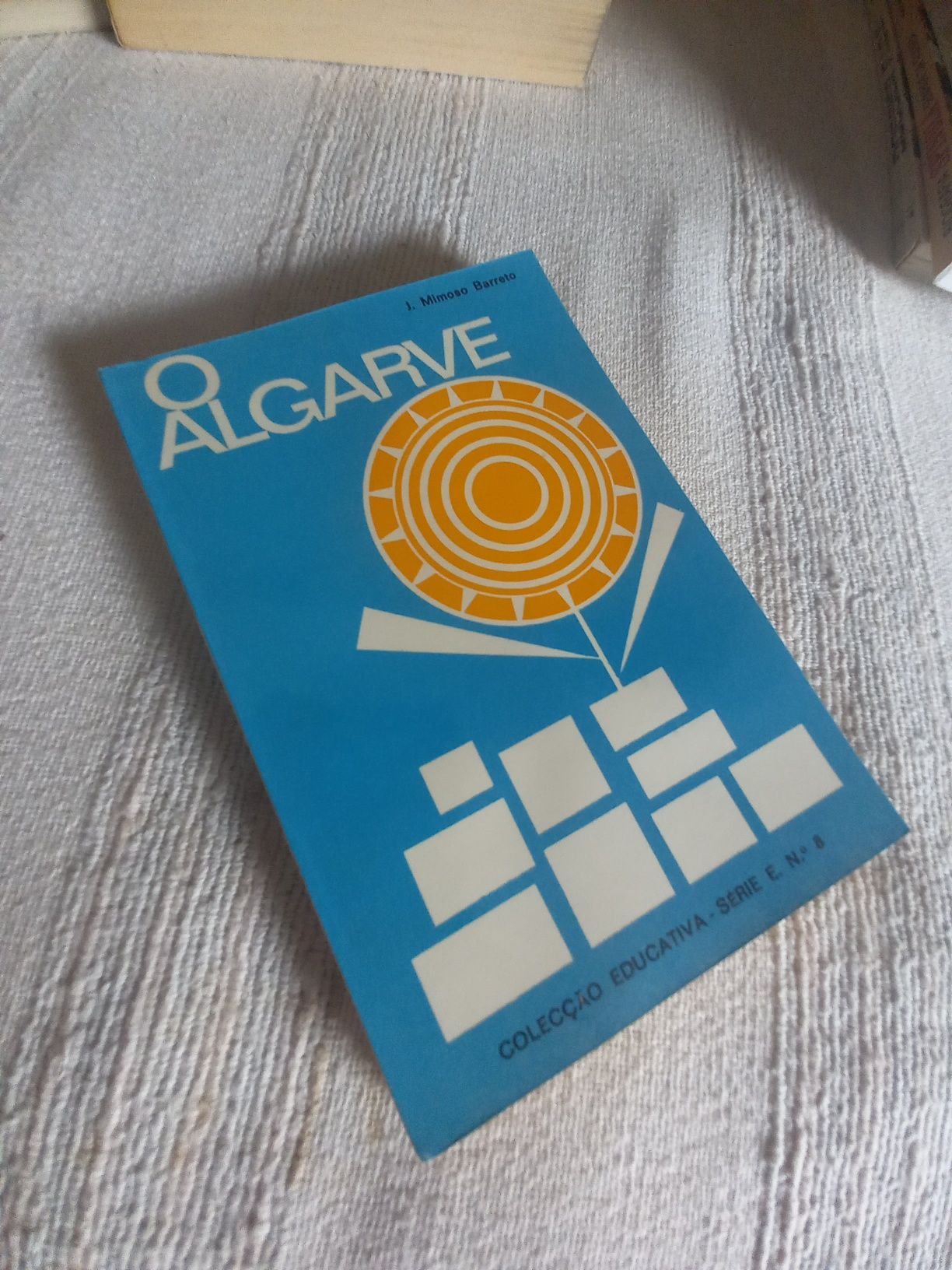 Livro da antiga colecção Educativa sobre o Algarve