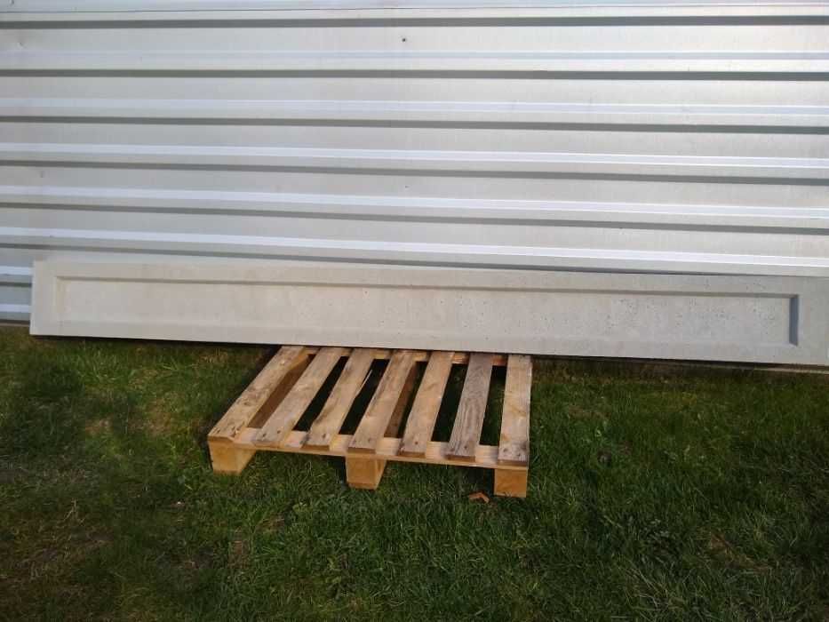 Płyta betonowa podmurówka do płotu panelowego, łączniki betonowe