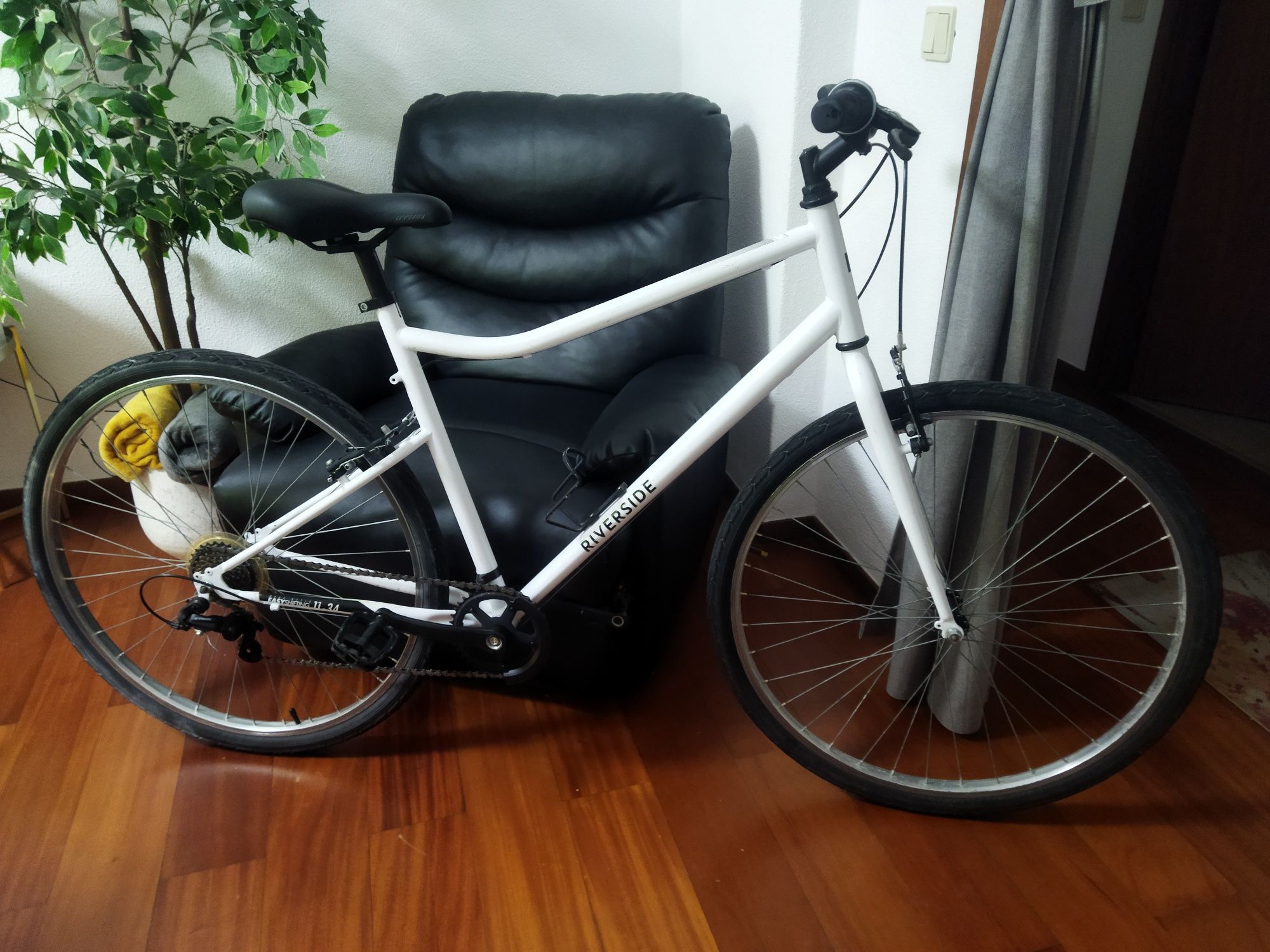 Bicicleta de Trekking Riverside 120 branca
