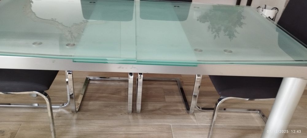 Mesa grande de vidro mais cadeiras