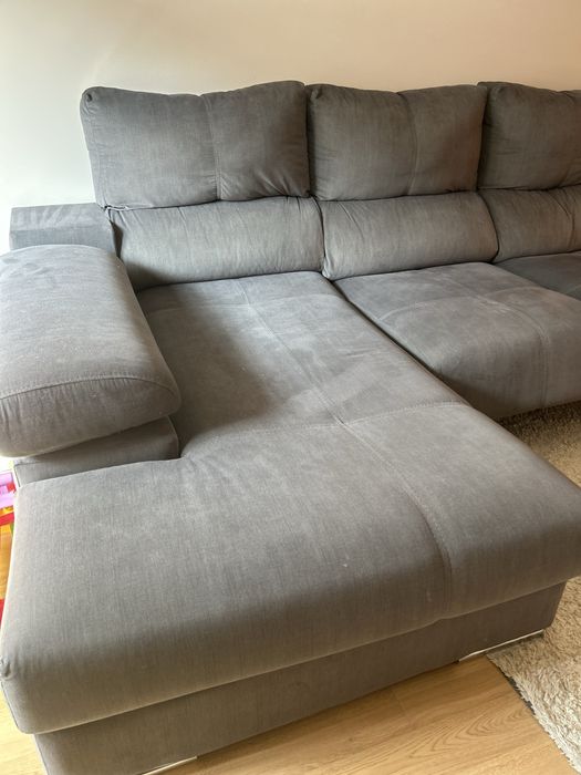 Sofa de tres lugares com chaise longue