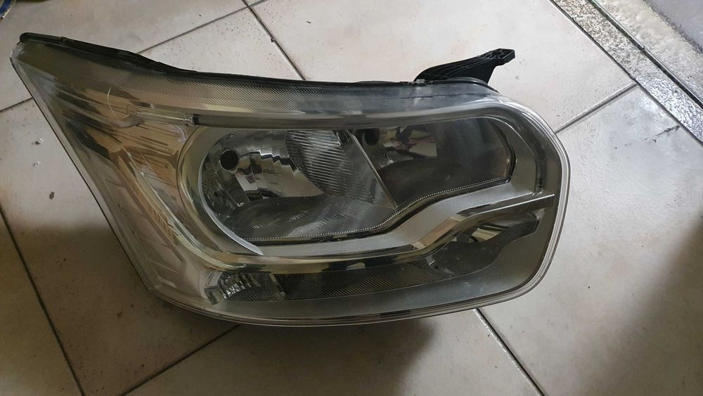 Farol Ford Transit 2014