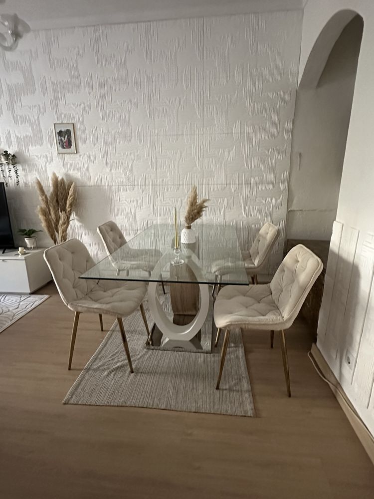Mesa sala de jantar e cadeiras