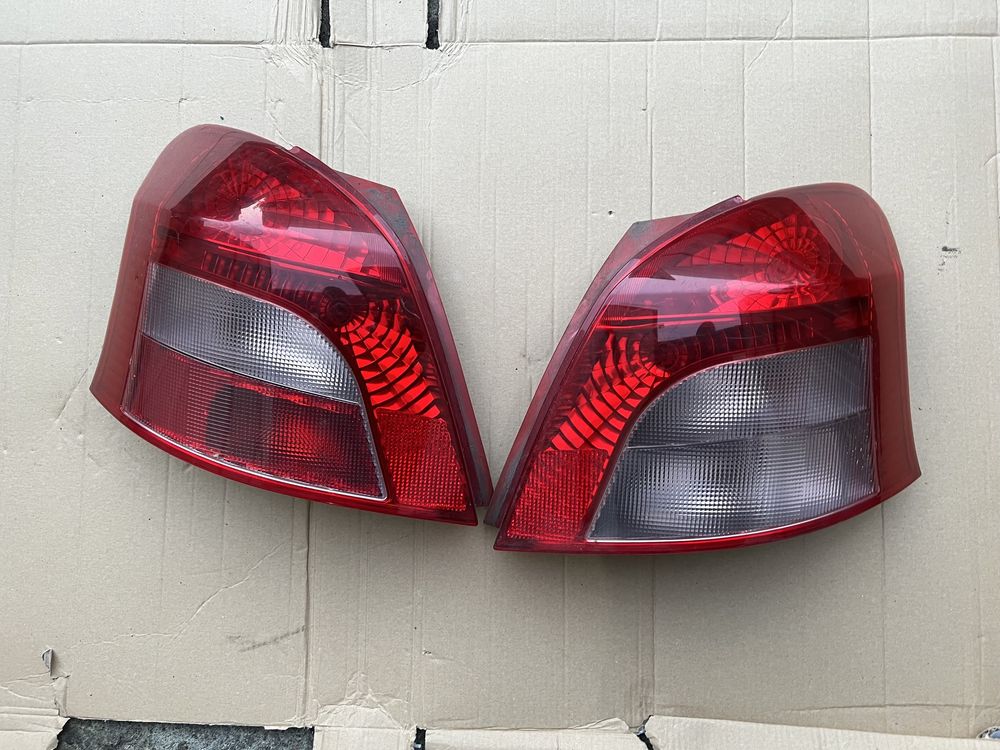 Toyota Yaris II lampa tylna tył lewa prawa EUR