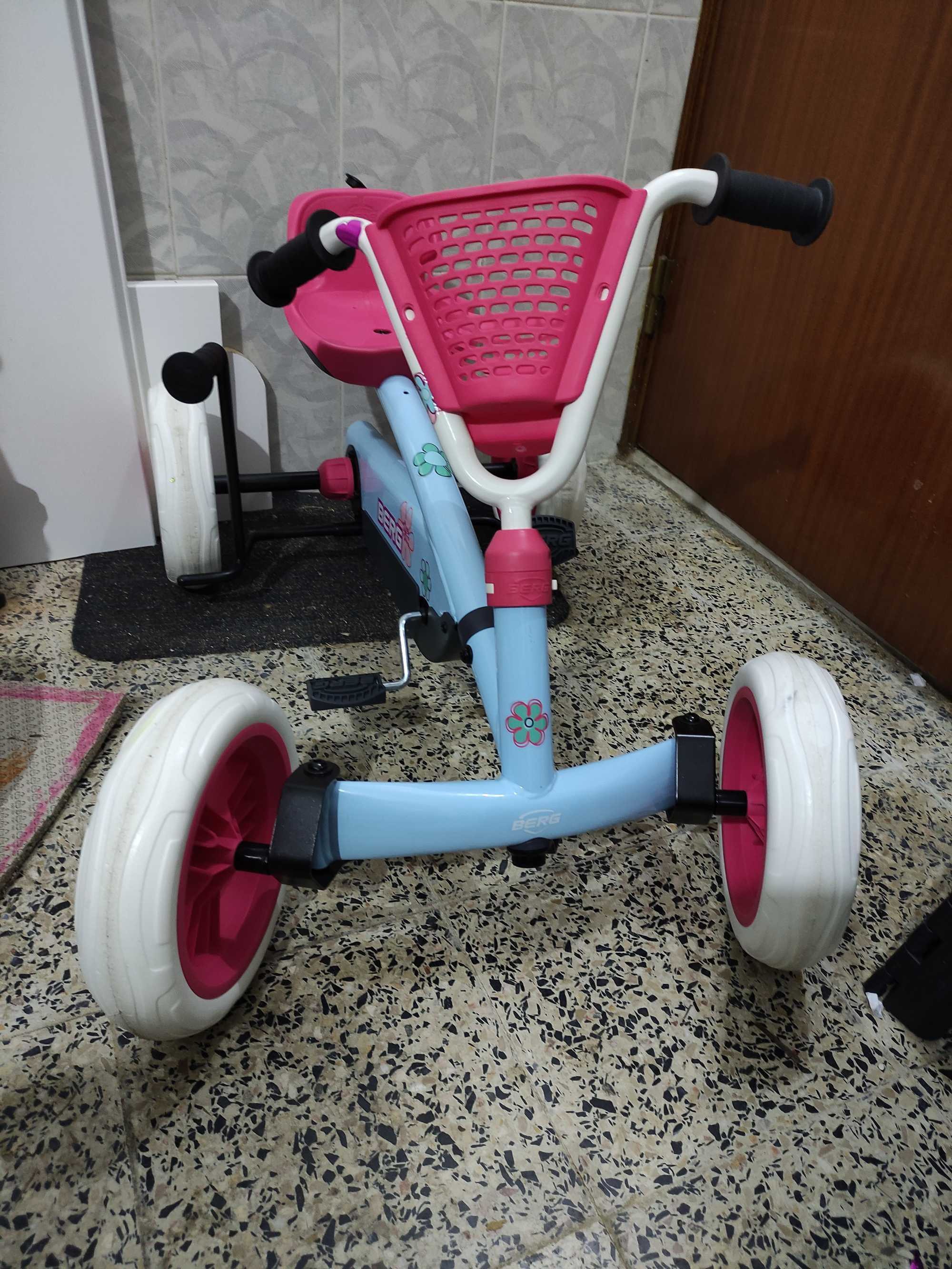 Kart de 4 rodas para menina até aos 4 / 5 anos.