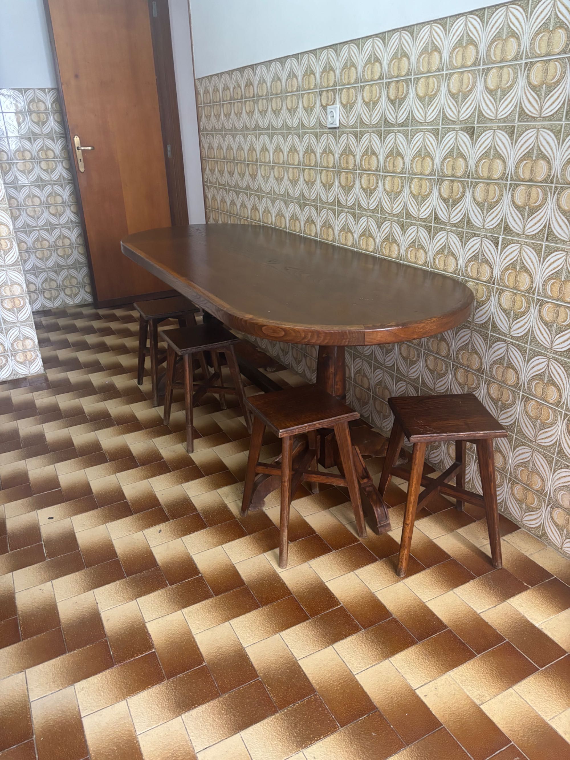 Mesa de jantar em castanho