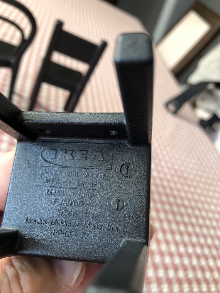Zestaw trzech czarnych wieszaków Ikea