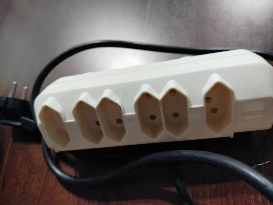 Listwa zasilająca przedłużacz 9 gniazdkowy 1,5 m długi