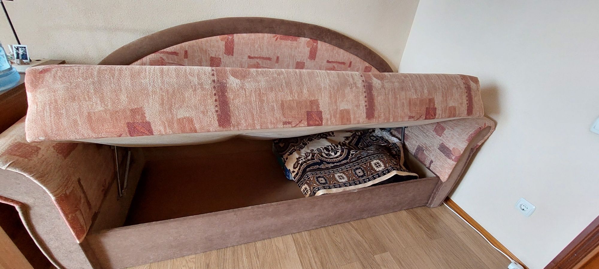Диван (ліжко) з пружинним матрацом