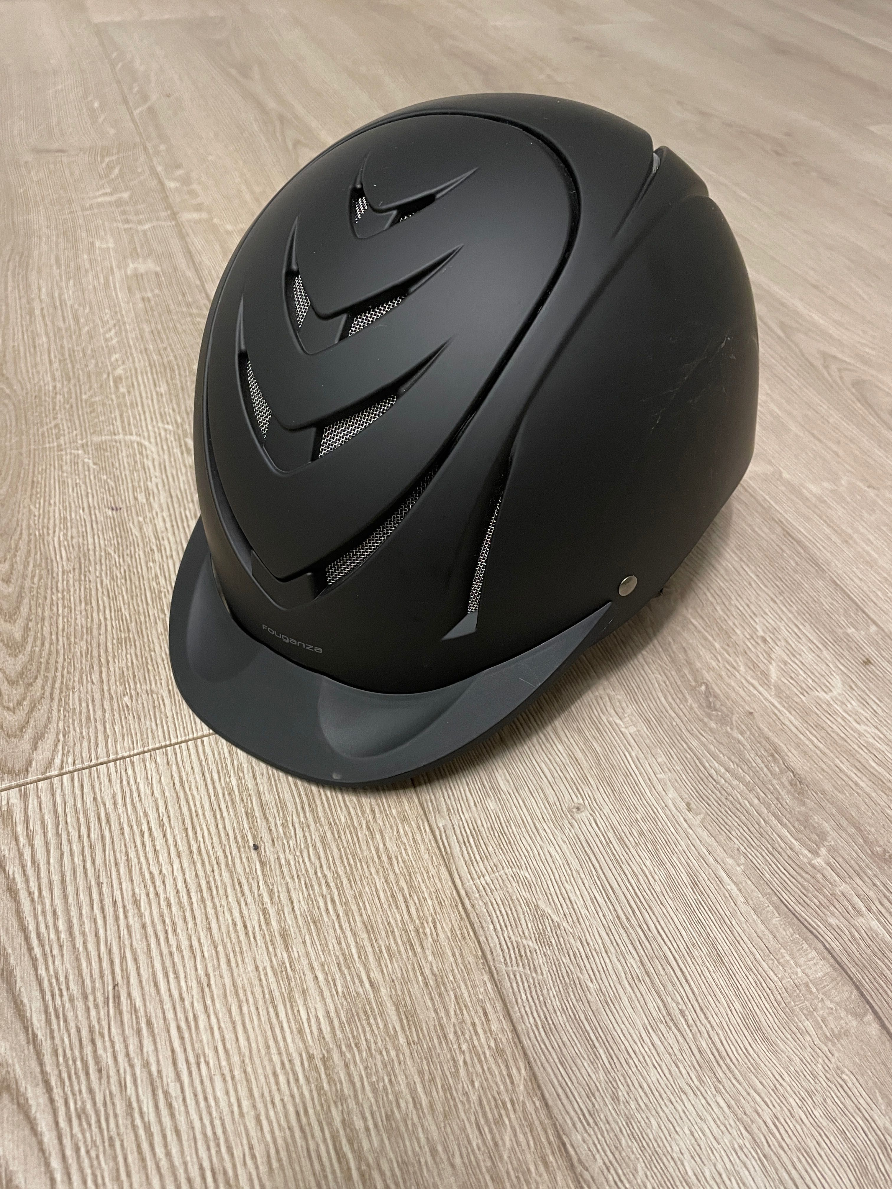 Kask jeździecki marki Decathlon