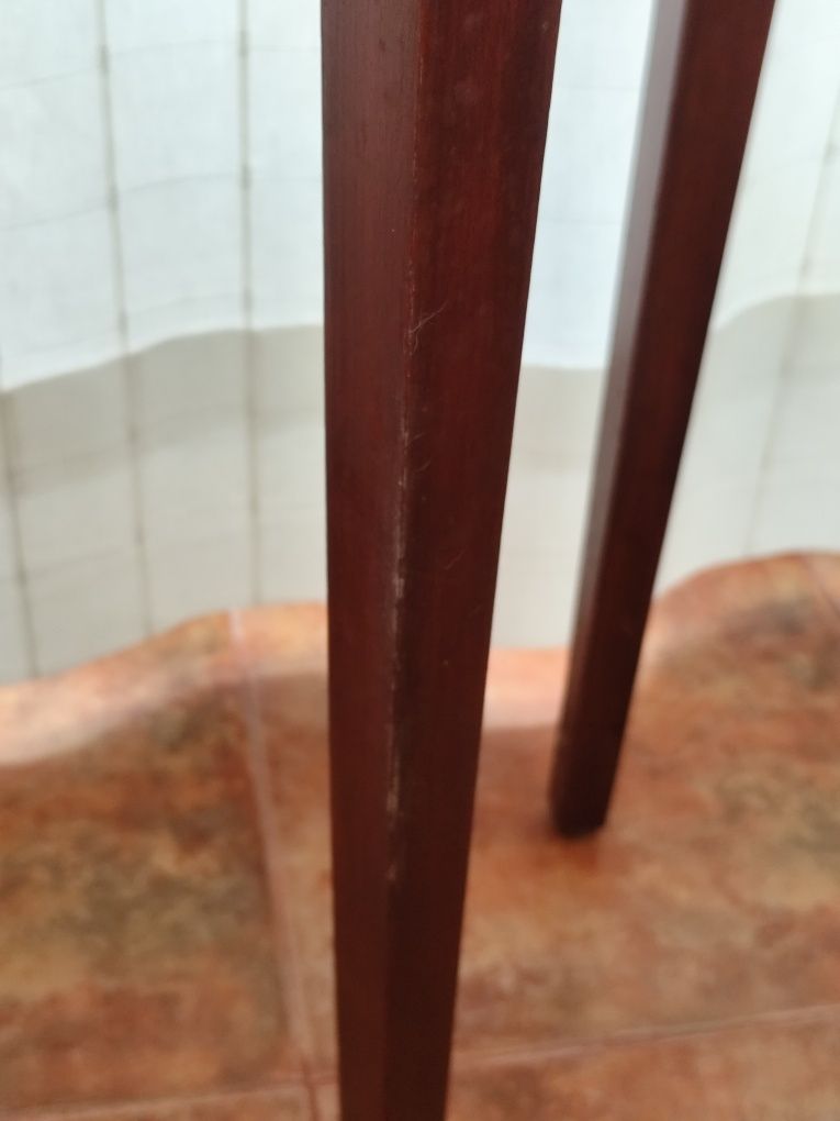 Mesa de apoio de madeira