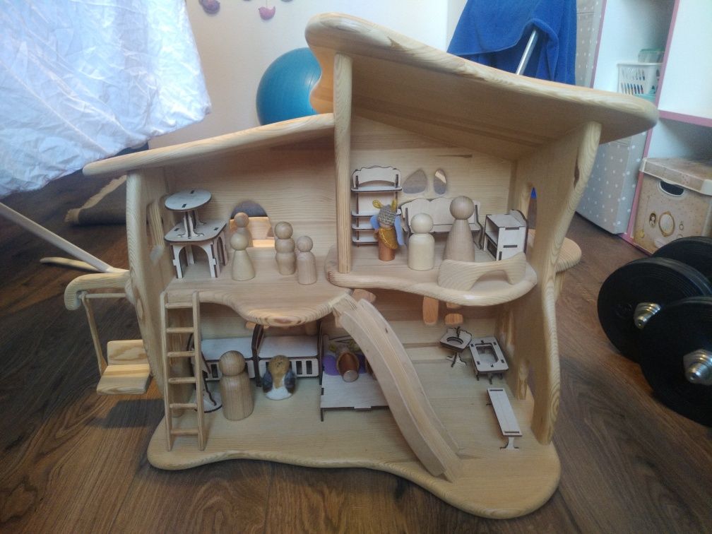 Деревянный кукольный дом, ручная работа, с мебелью.