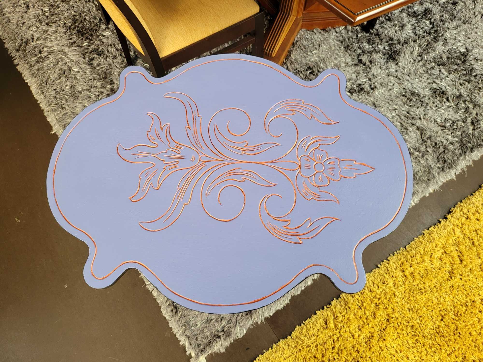 Mesa de apoio em madeira restaurada e pintada de forma pers