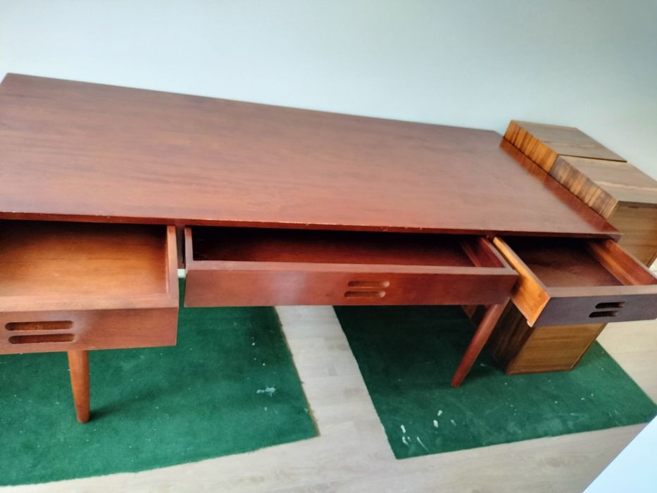 Escrivaninha, mesa de escritório, secretária