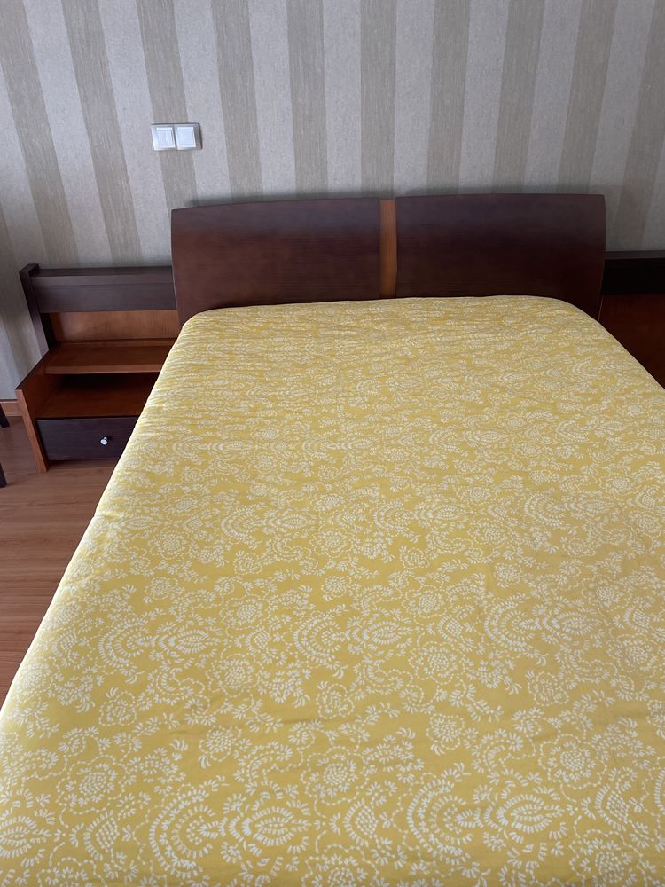 Cama de casal com mesas de cabeceira, colchão e cómoda de 5 gavetas.