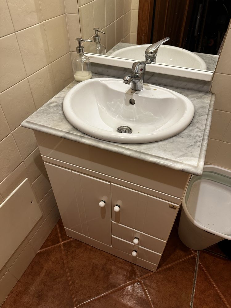 Movel de casa de banho e espelho
