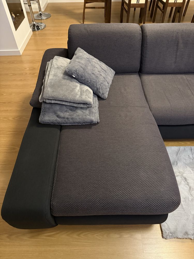 Ciemna sofa do salonu