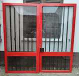 Conjunto de portas de alumínio com barras de proteção interiores