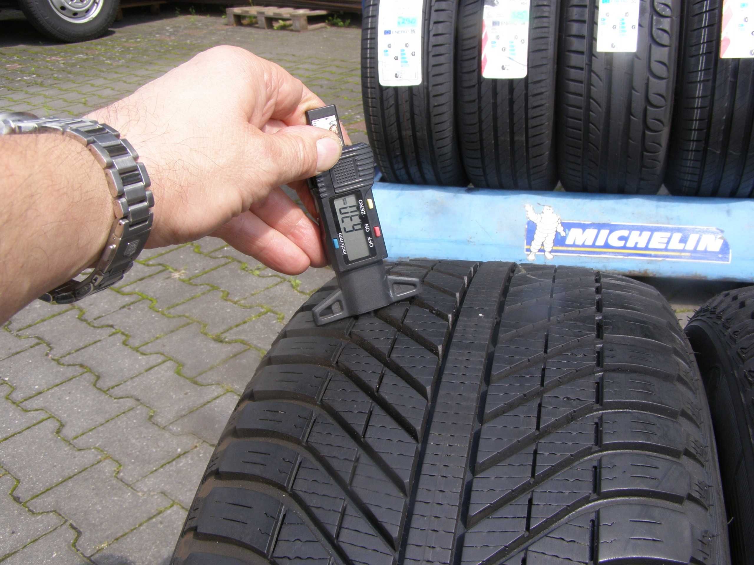 235/55/17 Goodyear Vector 4Seasons SUV 4X4 2szt