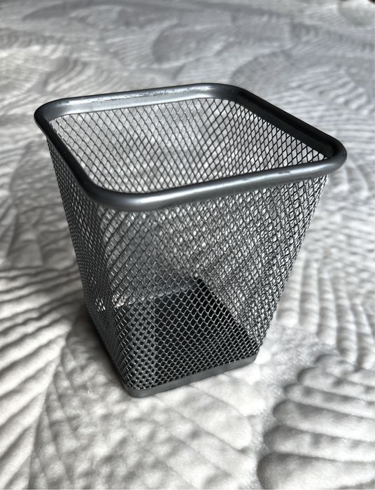 Metalowy szary pojemnik na długopisy