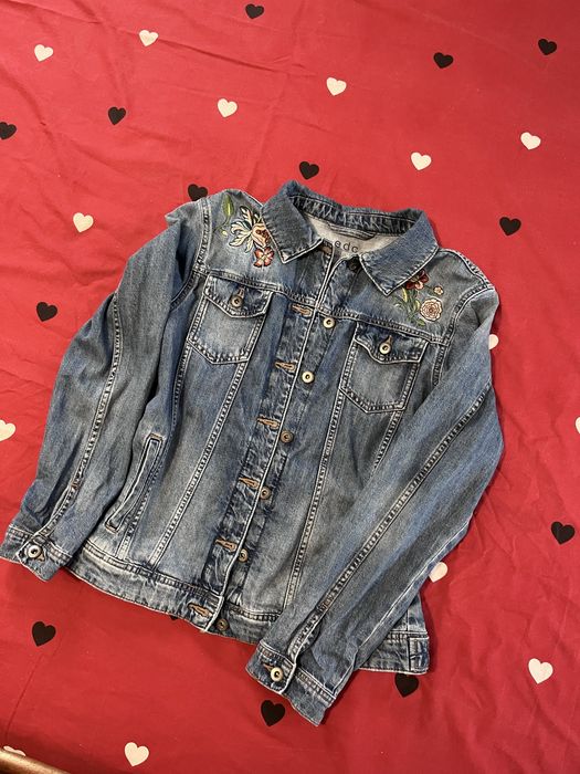 Джинсова куртка з вишивкою
