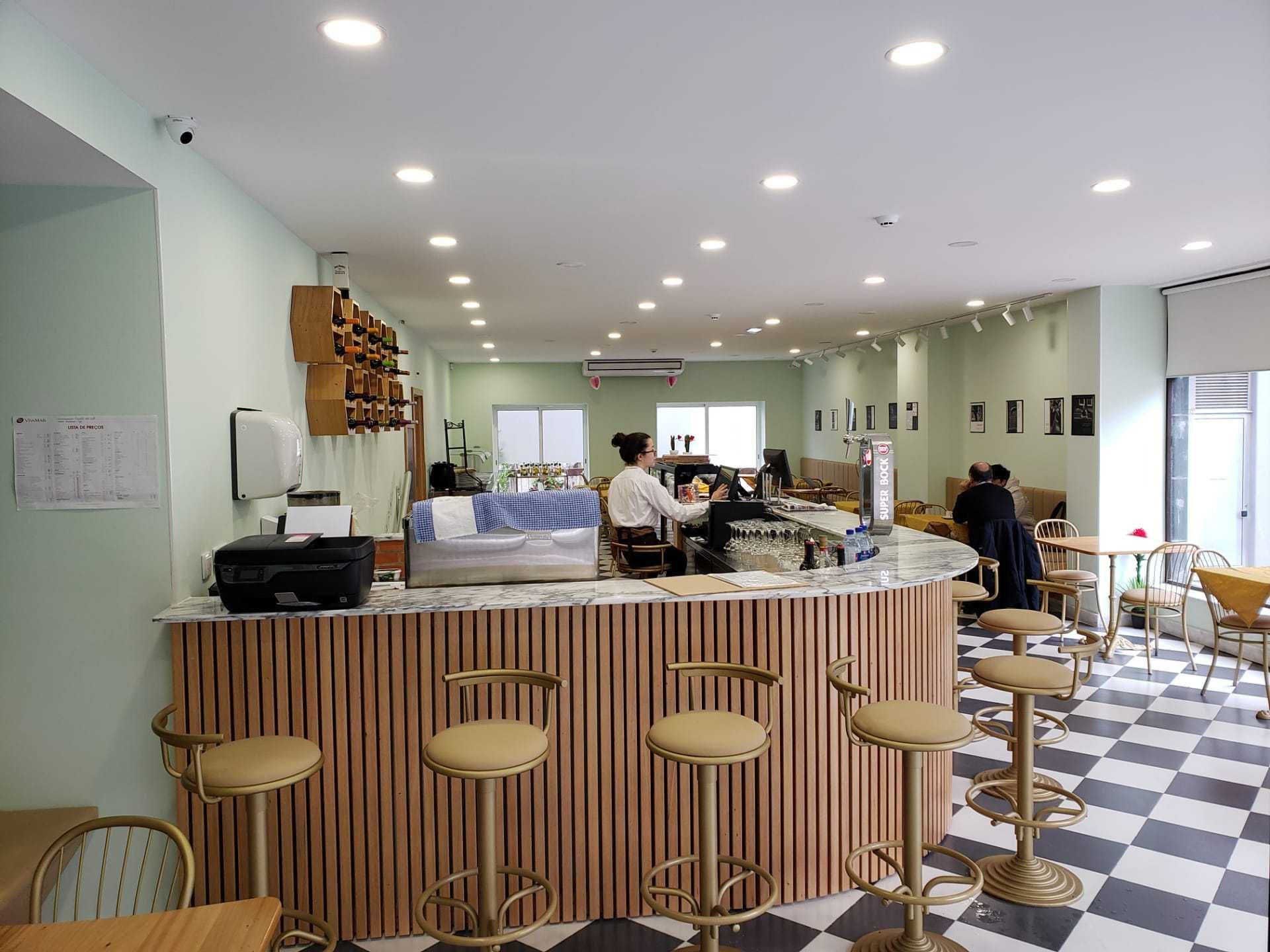 Negócio à venda restaurante equipado com karaokê e espaço de eventos.