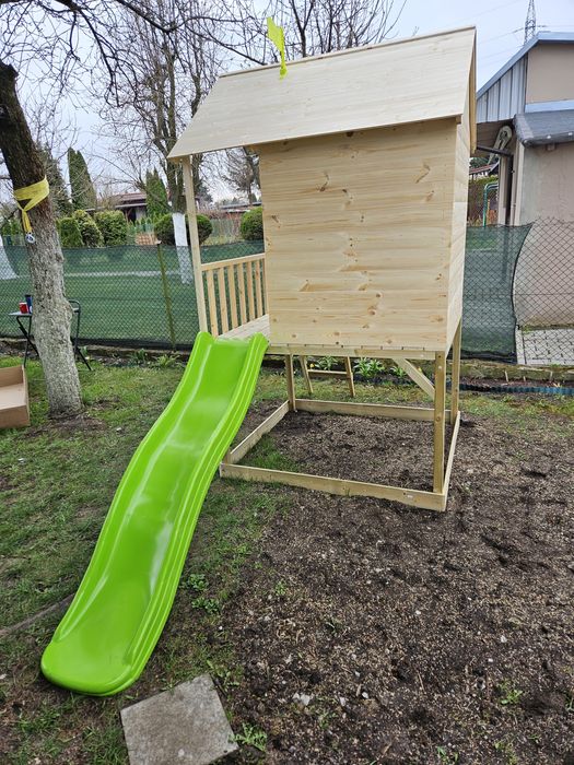 Domek dla dzieci ze zjeżdżalnią