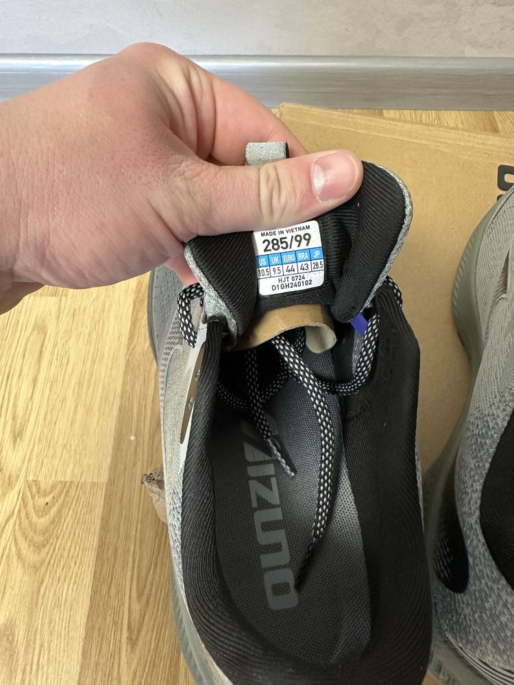 Кросівки Mizuno Astro Plus нові (28,5 см)