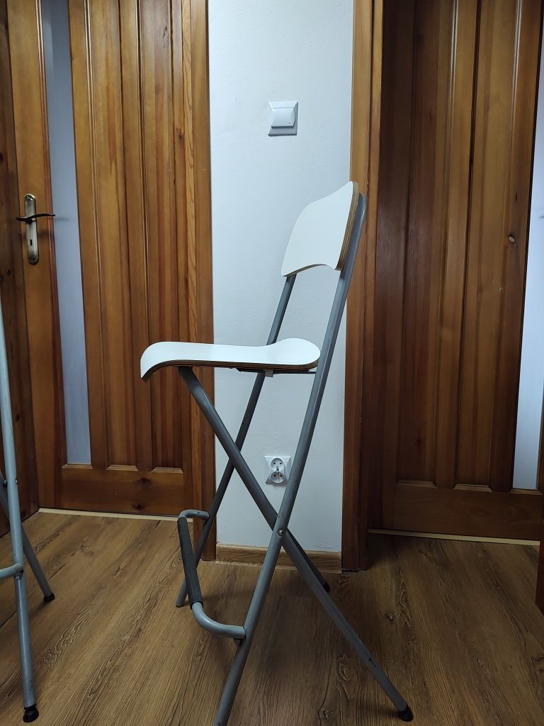 Krzesła barowe białe