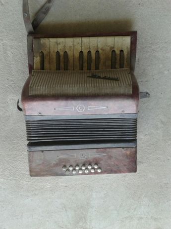 Stary rosyjski akordeon dla dzieci