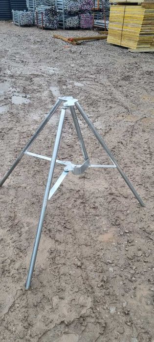 Stemple budowlane szalunki stropowe. Podpory metalowe głowice trojnogi