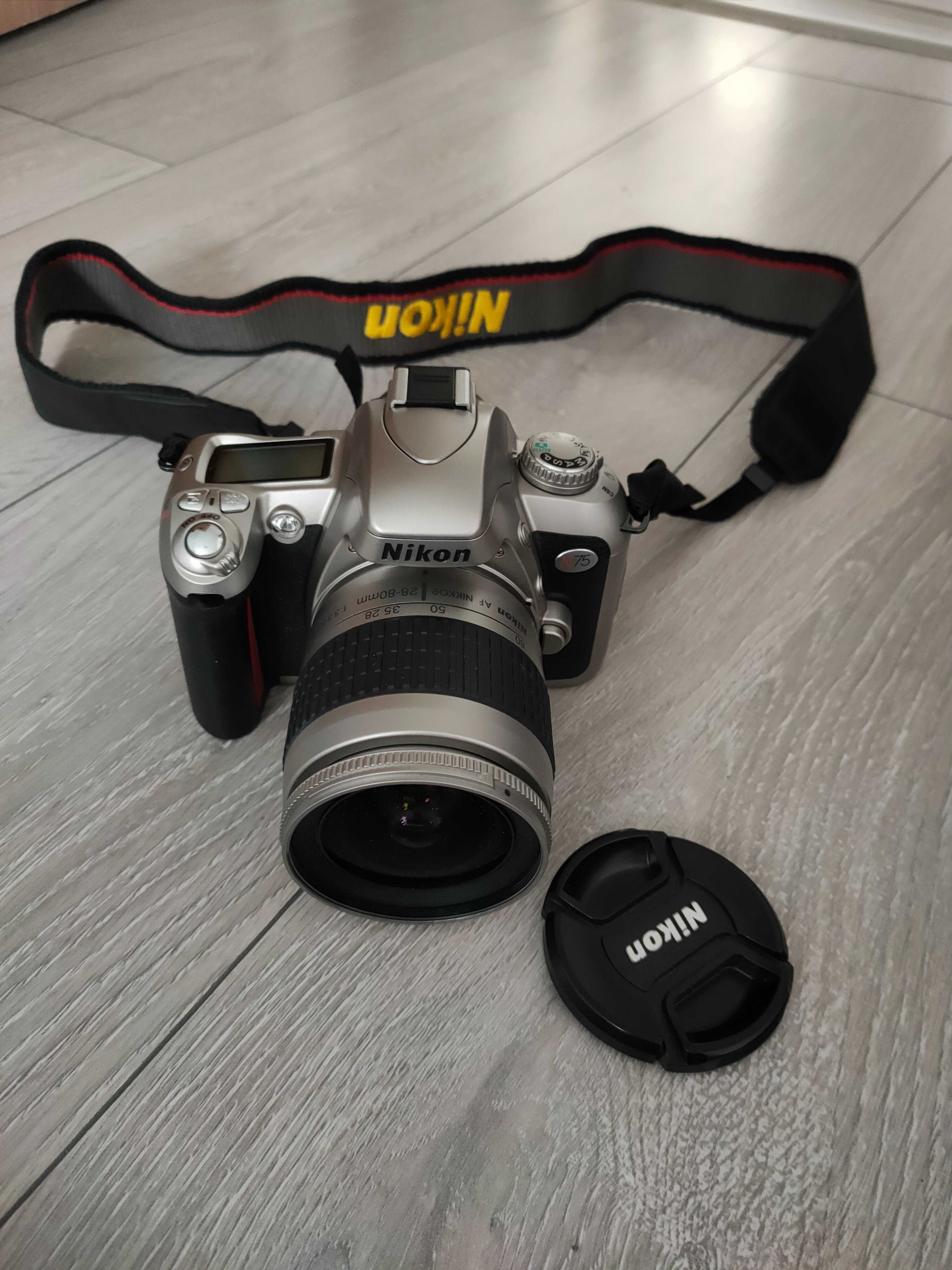 Zestaw aparat Nikon N75 plus obiektyw