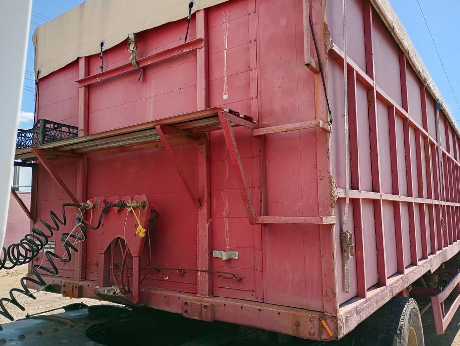 Напівпричіп зерновоз в доброму стані.