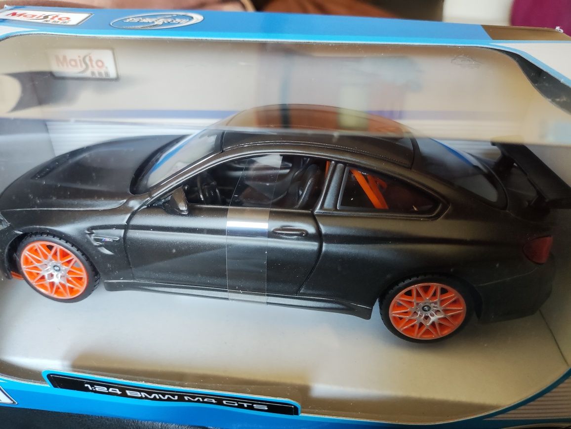 BMW M4 GTS 1/24 novo