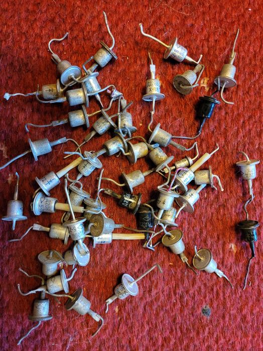 Кремниевые триоды, микросхемы, конденсаторы, сопротивление-резисторы.