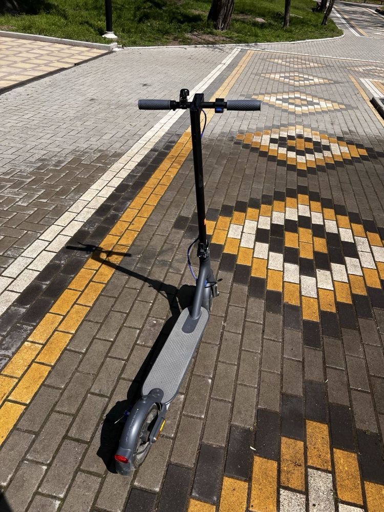 Самокат Xiaomi Mi Electric Scooter 3