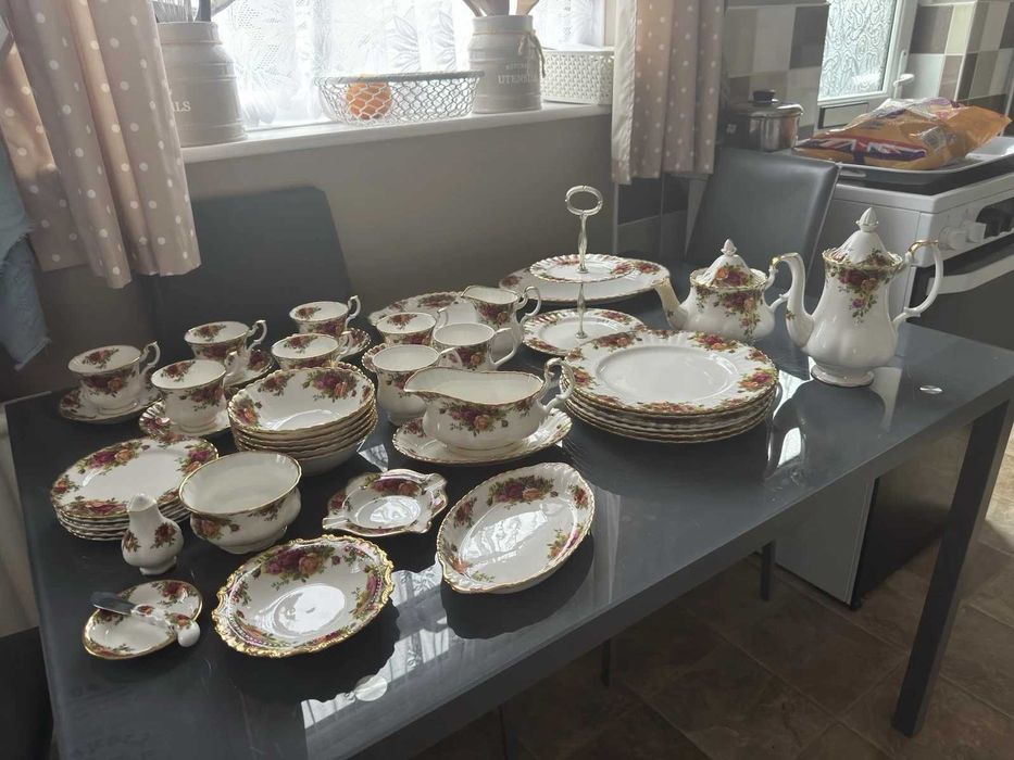 Посуд з кістяного фарфору Royal Albert Old Country Roses, Англія