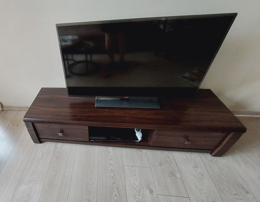 Półka pod telewizor