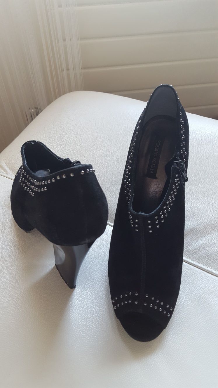 Sapatos NOVOS pretos camurça com aplicações metal prateados