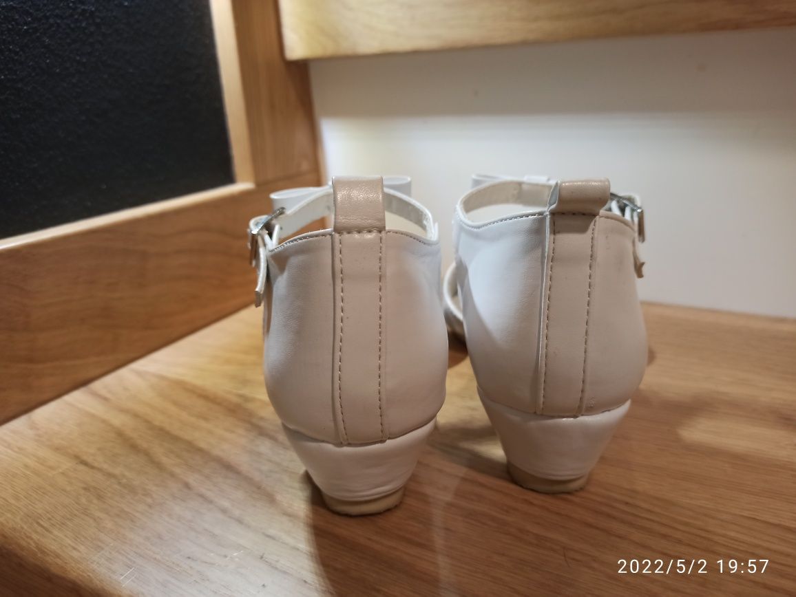 Białe eleganckie pantofle 31 skóra Cool Club na komunię komunijne