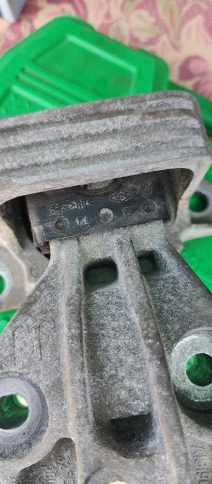 Подушка двигуна Megane III/Scenic III 1.5dCi 09- RENAULT 112100020R