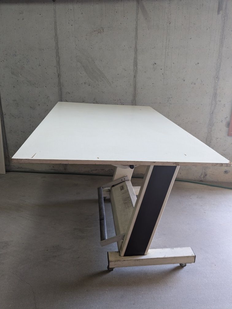 Mesa de trabalho de altura e pitch variável