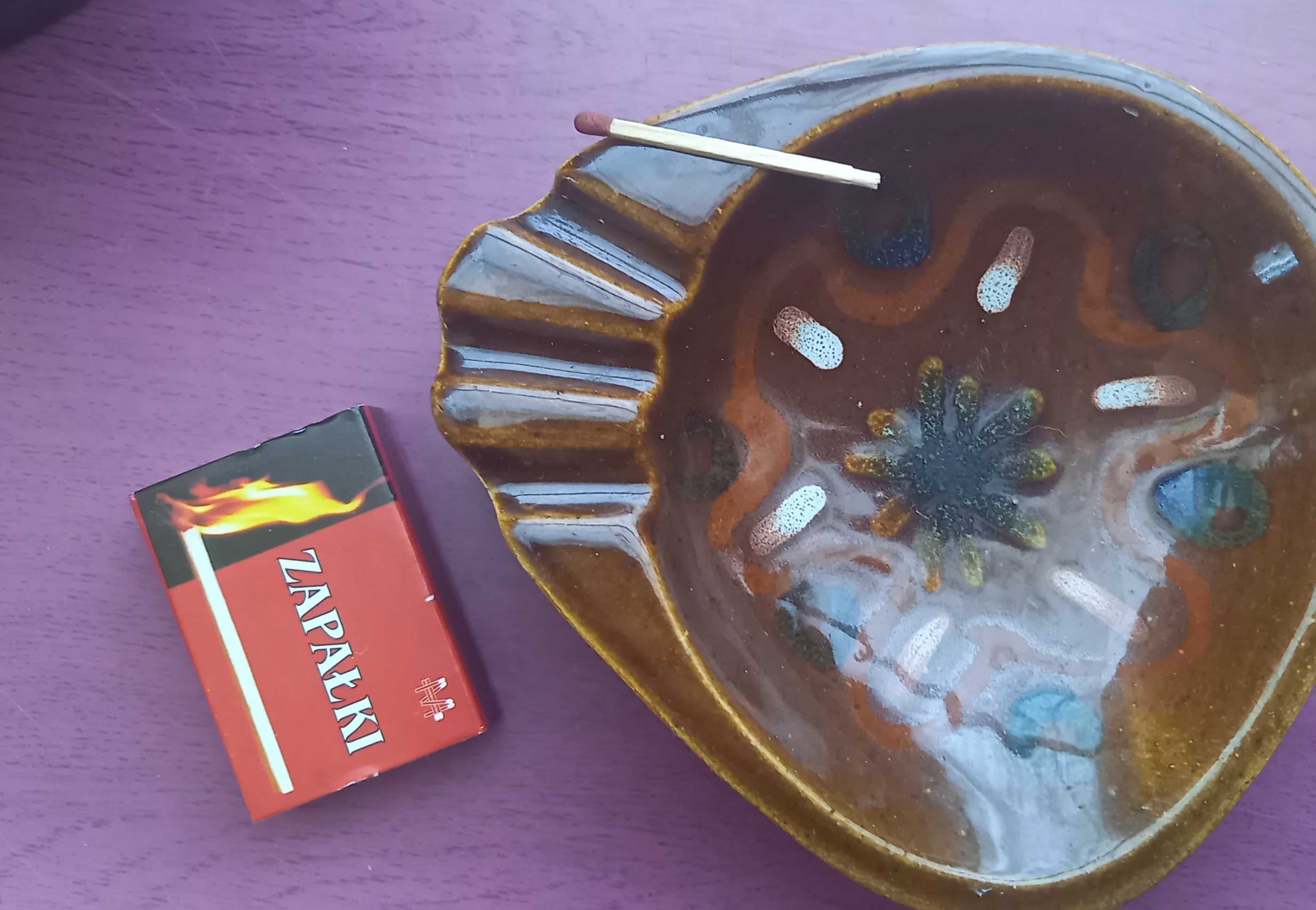 malowana ceramiczna popielniczka szkliwiona z lat PRL