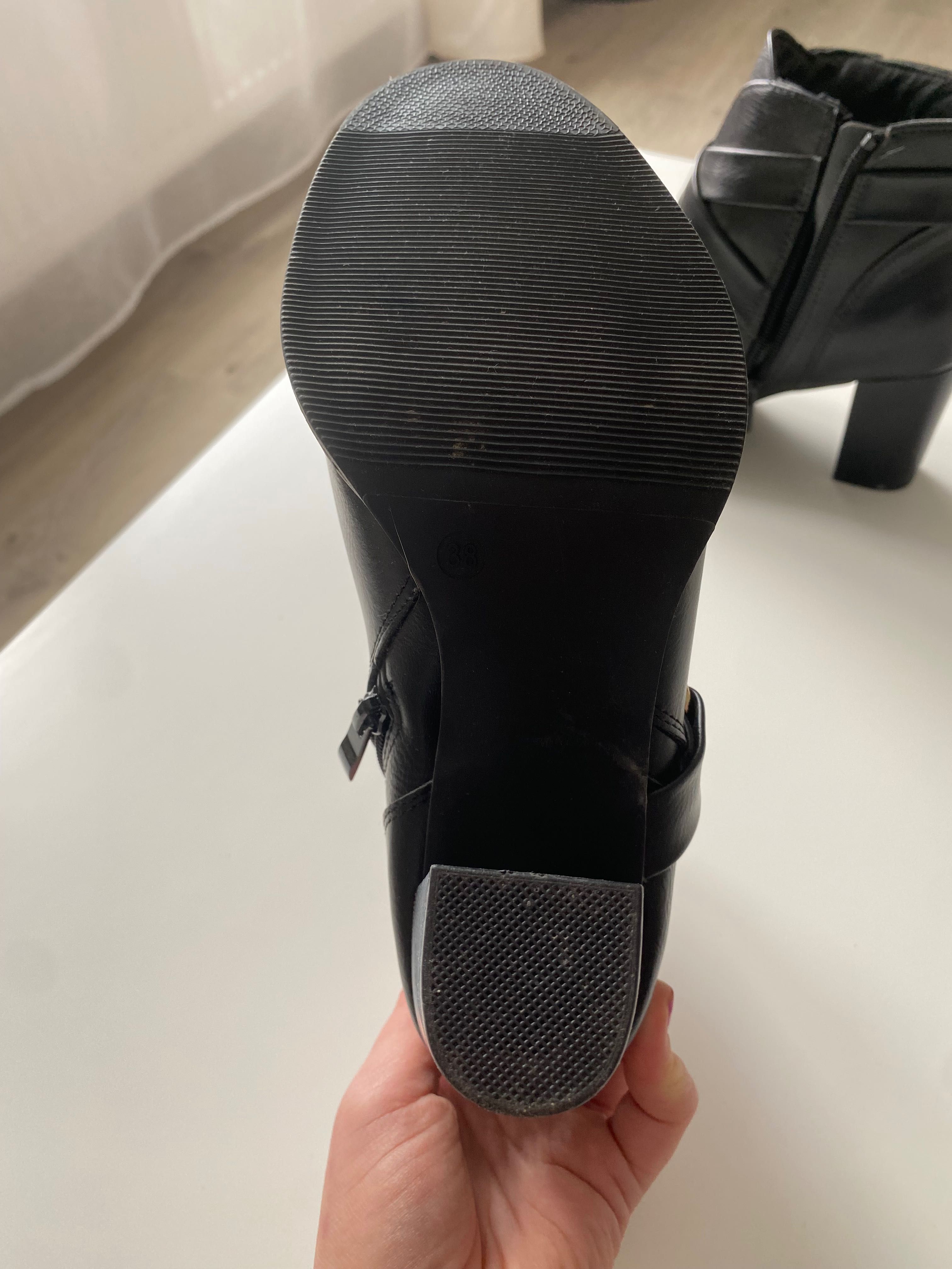 Nowe buty botki zimowe złotą klamra na słupku