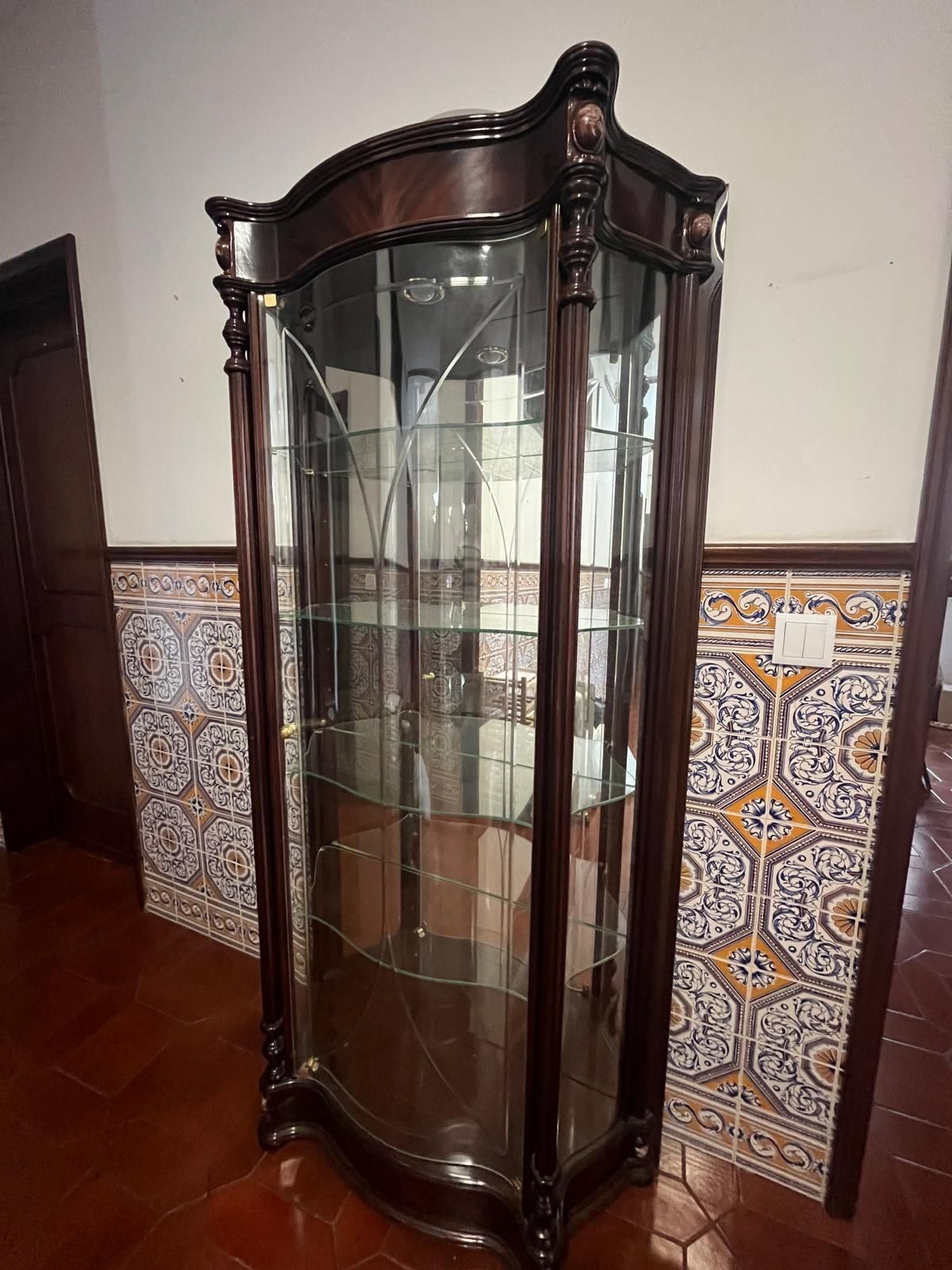Cristaleira em madeira e vidro