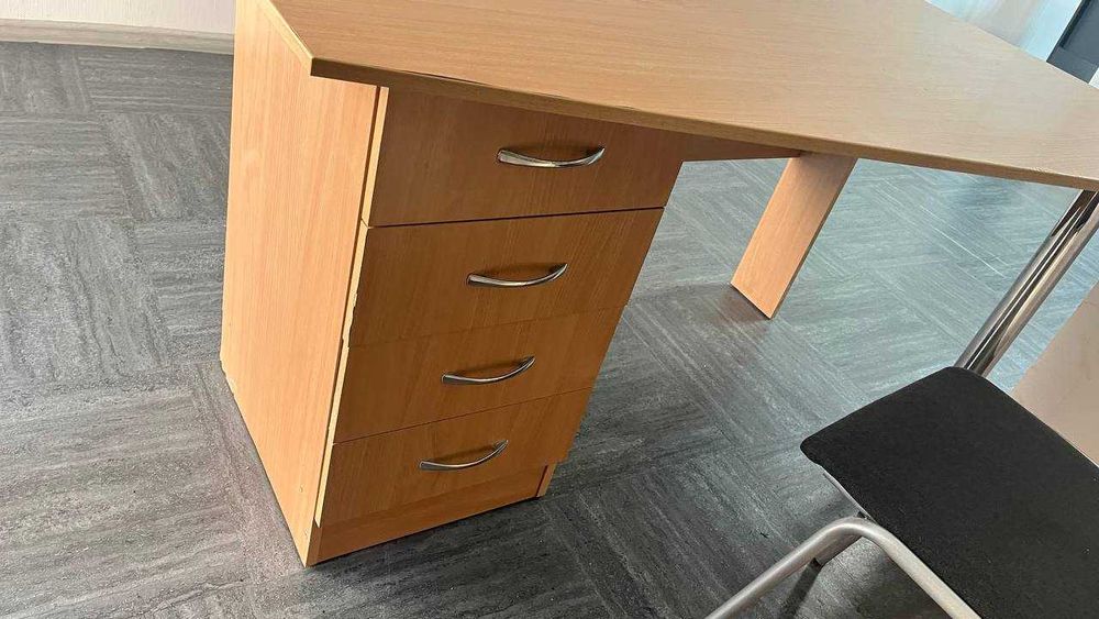 Офісні меблі в ідельному стані