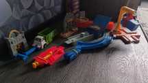 Hot wheels 23 Машины и комплект дорог и  игровых частей.