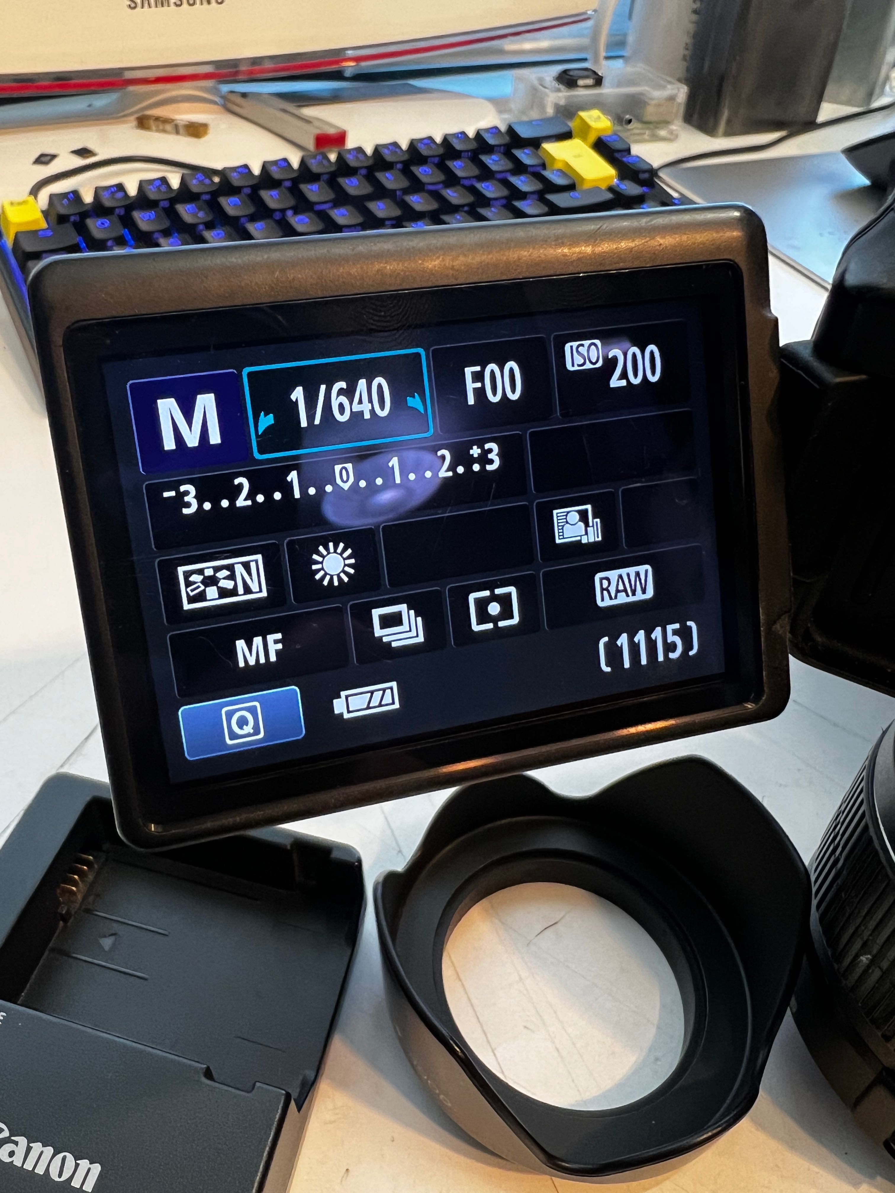 Canon 600D com lente, bateria extra e bolsa