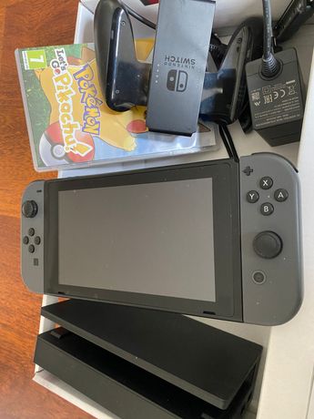 Consola Nitendo Switch com jogo Pokémon