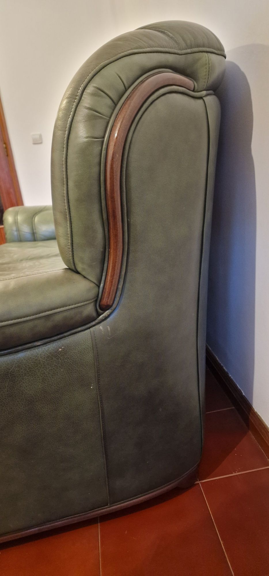 Sofá em pele com detalhe nos braços em madeira